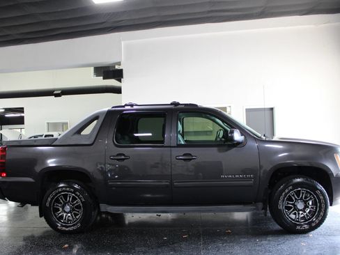 Used 2010 Chevrolet Avalanche LT w/ Luxury Package RWD image 2