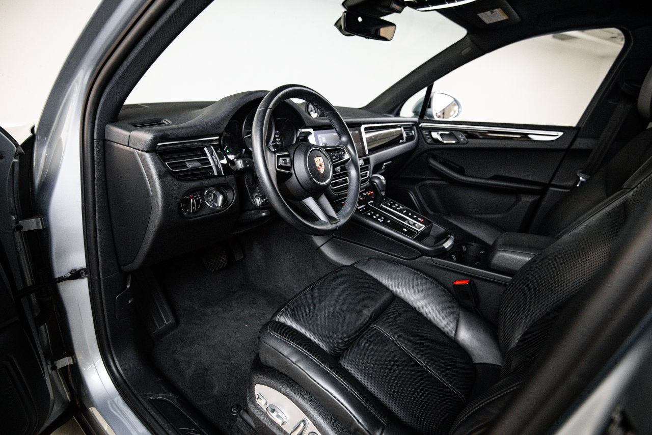 Certified 2023 Porsche Macan AWD/4WD image 4