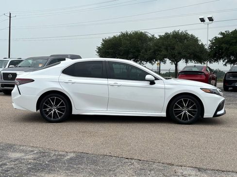 Used 2021 Toyota Camry SE FWD image 4