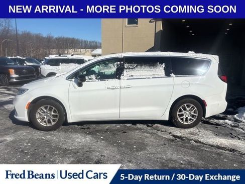 Used 2024 Chrysler Pacifica Touring-L image 6