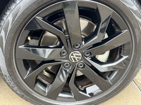 Used 2022 Volkswagen Taos SE w/ Panoramic Sunroof Package image 12