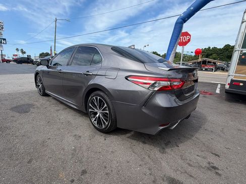 Used 2019 Toyota Camry SE FWD image 5