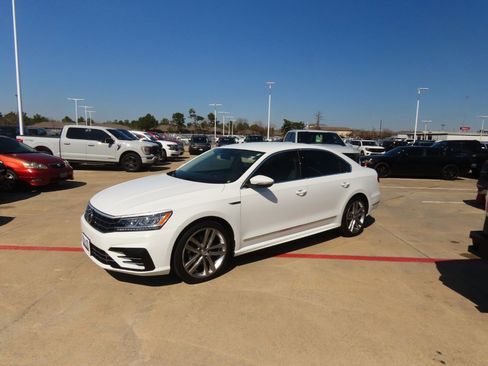 Used 2017 Volkswagen Passat 1.8T R-Line w/ R-Line Lighting Package image 2