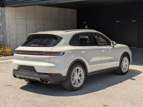 Certified 2026 Porsche Cayenne E-Hybrid AWD/4WD image 9