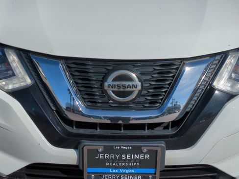 Used 2018 Nissan Rogue SV image 9