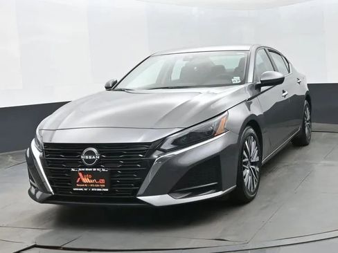 Used 2023 Nissan Altima 2.5 SV FWD image 1