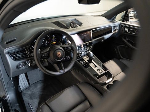 Certified 2025 Porsche Macan Turbo AWD/4WD image 4