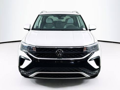 Used 2024 Volkswagen Taos SE w/ Panoramic Sunroof Package FWD image 2
