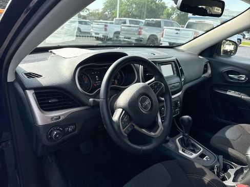 Used 2016 Jeep Cherokee Latitude AWD/4WD image 10