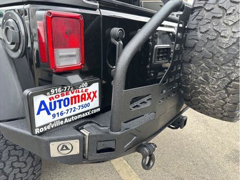 Used 2017 Jeep Wrangler Rubicon w/ Power Convenience Group AWD/4WD image 24