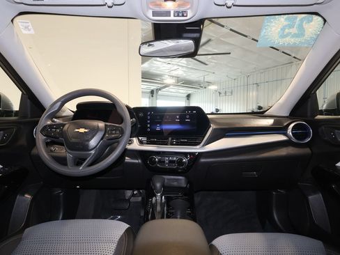 Used 2025 Chevrolet Trax LT FWD image 29