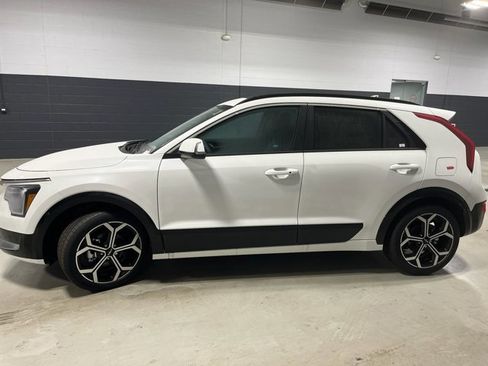 New 2025 Kia Niro EX Touring image 28