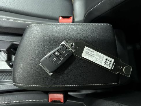 Used 2022 Volkswagen Tiguan SE image 34