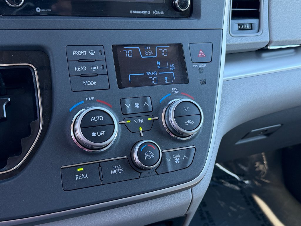 Used 2020 Toyota Sienna LE FWD image 24