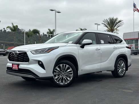New 2026 Toyota Highlander Platinum image 2