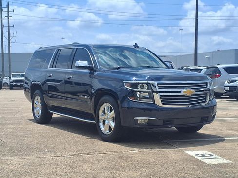 Used 2020 Chevrolet Suburban Premier w/ Max Trailering Package AWD/4WD image 2