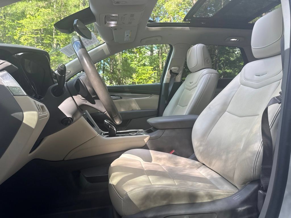 Used 2021 Cadillac XT5 Premium Luxury w/ LPO, Floor Liner Package FWD image 9