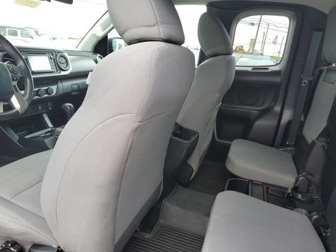 Used 2019 Toyota Tacoma SR5 w/ SR5 Appearance Package (SM) AWD/4WD image 25