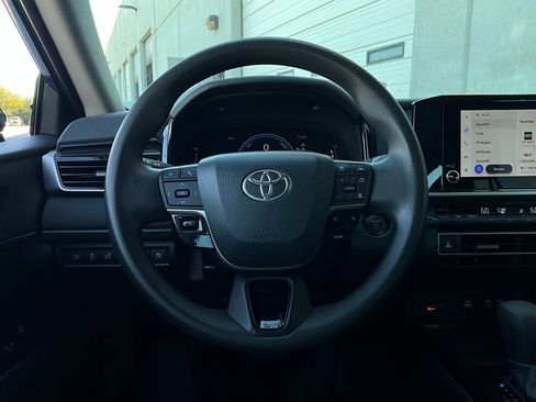 Used 2025 Toyota Camry LE image 31