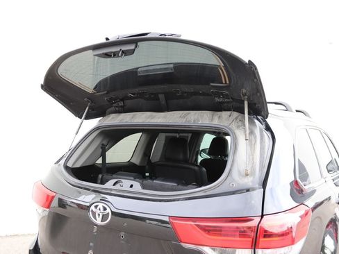 Used 2019 Toyota Highlander XLE AWD/4WD image 35