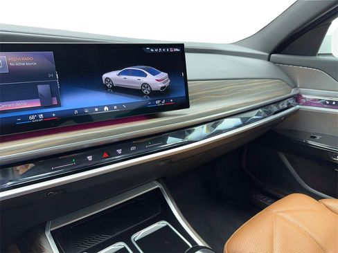 Used 2023 BMW 740i image 25