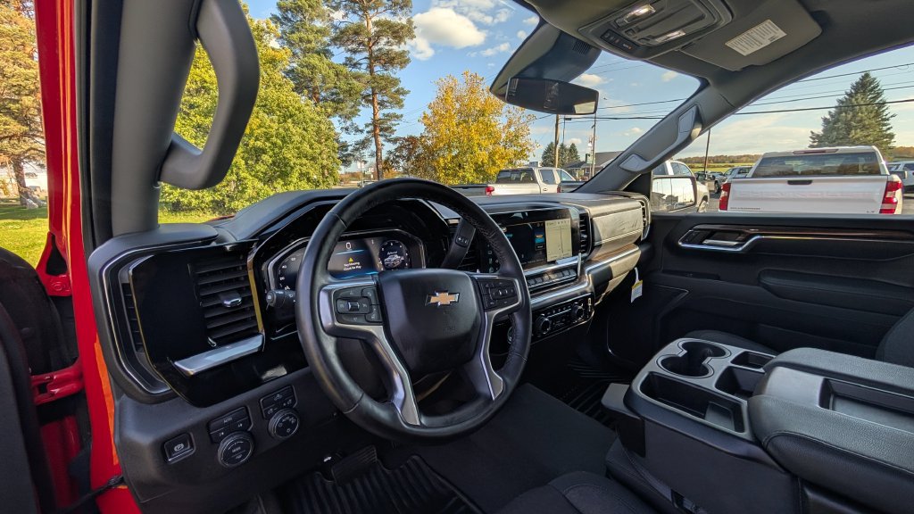 Used 2024 Chevrolet Silverado 1500 LT AWD/4WD image 7