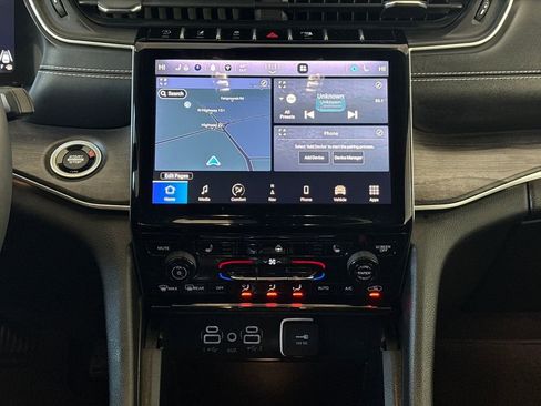 Used 2024 Jeep Grand Cherokee L Limited image 23