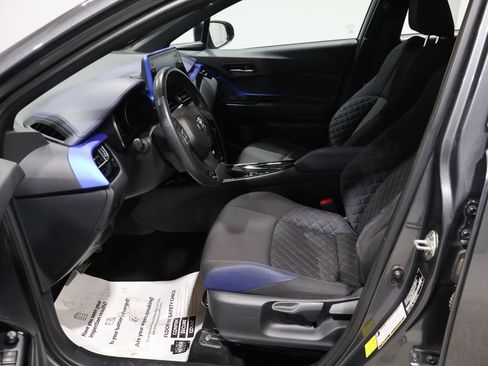 Used 2022 Toyota C-HR XLE image 9