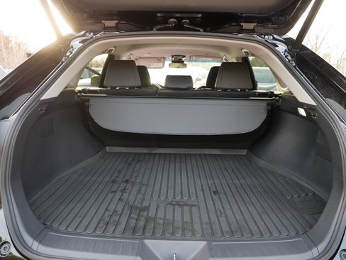 Used 2023 Toyota Venza LE image 18