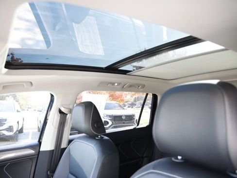 Used 2022 Volkswagen Tiguan SE image 16