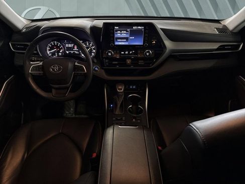 Used 2022 Toyota Highlander XLE AWD/4WD image 13