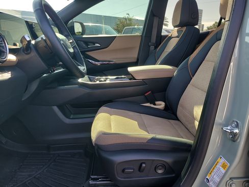 Used 2025 Chevrolet Equinox ACTIV w/ Safety and Technology Package AWD/4WD image 17