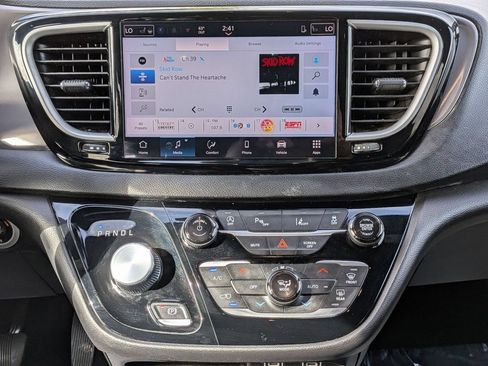 Used 2025 Chrysler Pacifica Select FWD image 26