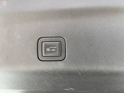 Used 2025 Chevrolet Suburban Premier AWD/4WD image 25