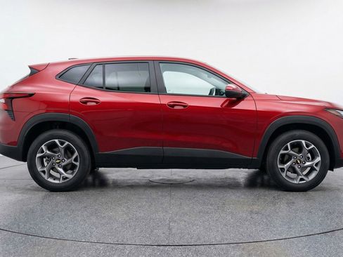 Used 2025 Chevrolet Trax LT w/ LT Convenience Package FWD image 8