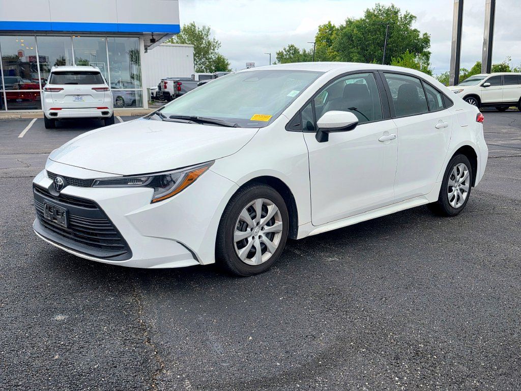 Used 2025 Toyota Corolla LE FWD image 2