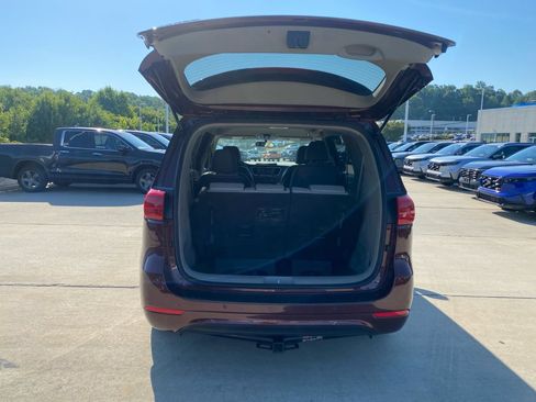 Used 2017 Kia Sedona LX w/ LX Essentials Premium Package FWD image 18