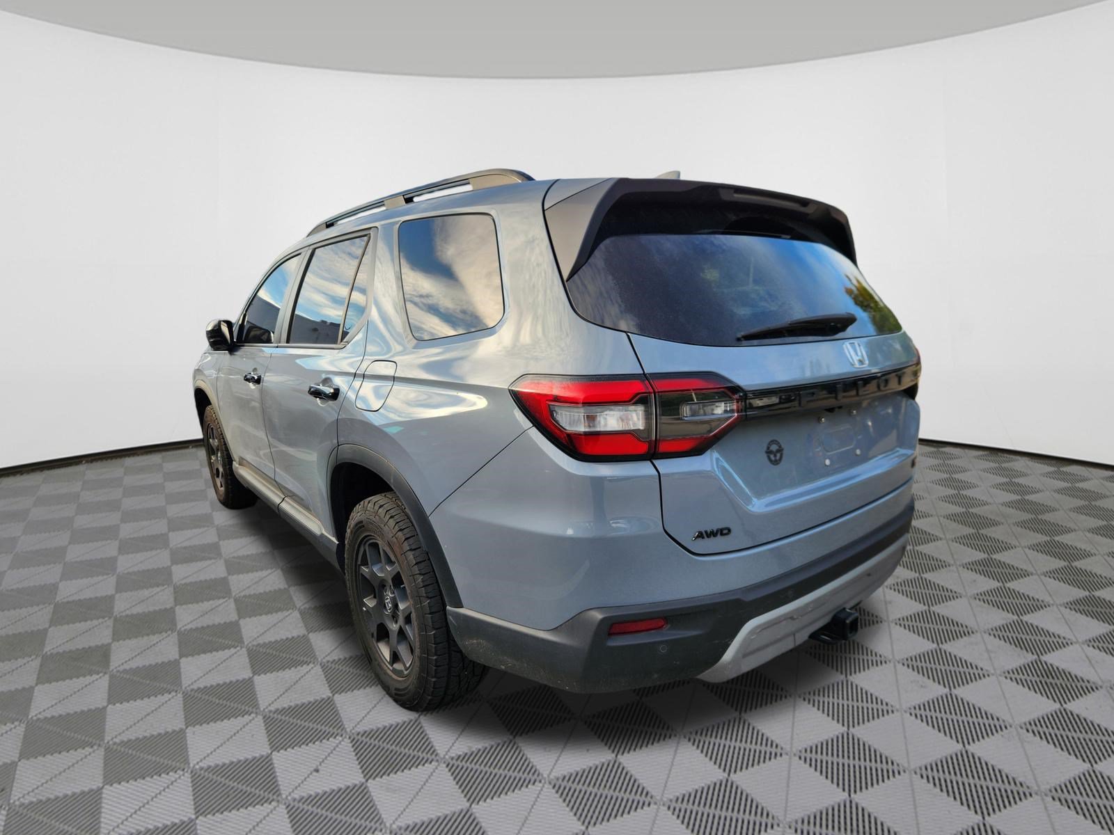 Used 2025 Honda Pilot TrailSport image 3