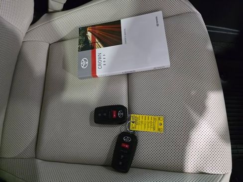 Used 2023 Toyota Crown Limited w/ Advanced Technology Package image 9