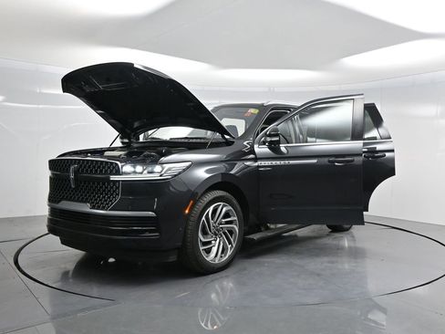 Used 2025 Lincoln Navigator Reserve image 38