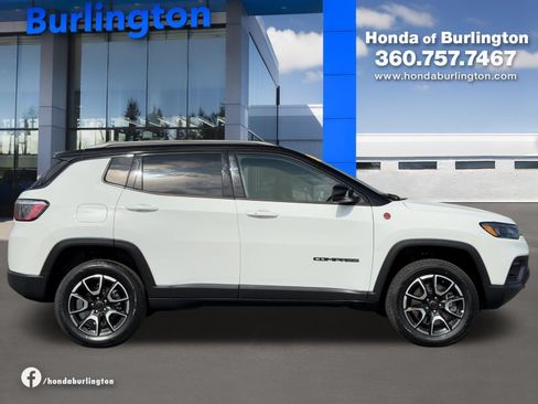 Used 2025 Jeep Compass Trailhawk AWD/4WD image 7