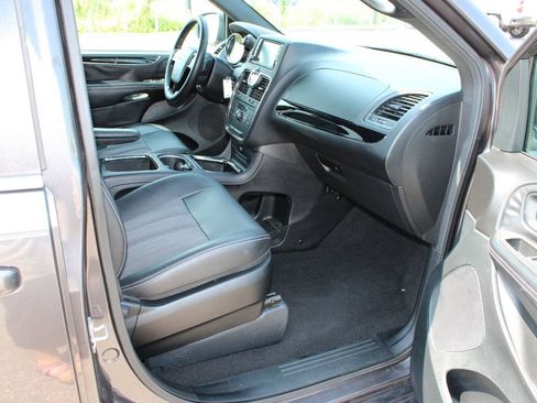 Used 2016 Chrysler Town & Country S w/ Driver Convenience Group FWD image 5