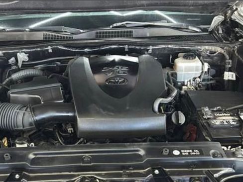 Used 2017 Toyota Tacoma TRD Off-Road w/ Premium & Technology Package image 18