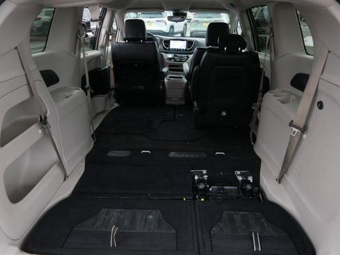 Certified 2023 Chrysler Pacifica Touring-L image 18