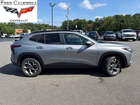 Used 2024 Chevrolet Trax LT FWD image 2