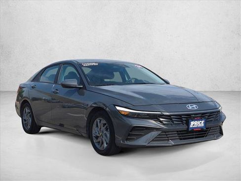 Used 2024 Hyundai Elantra SEL FWD image 3