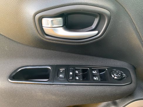 Used 2015 Jeep Renegade Latitude AWD/4WD image 18