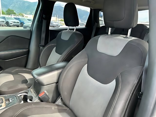 Used 2015 Jeep Cherokee Sport FWD image 21