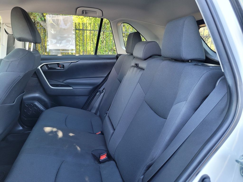 Used 2021 Toyota RAV4 LE AWD/4WD image 14