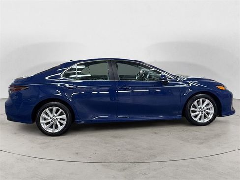 Used 2023 Toyota Camry LE image 5